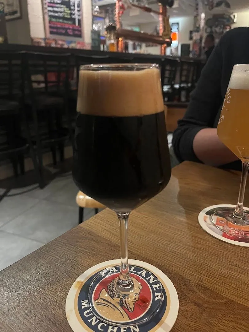 Une bière brune servie au verre